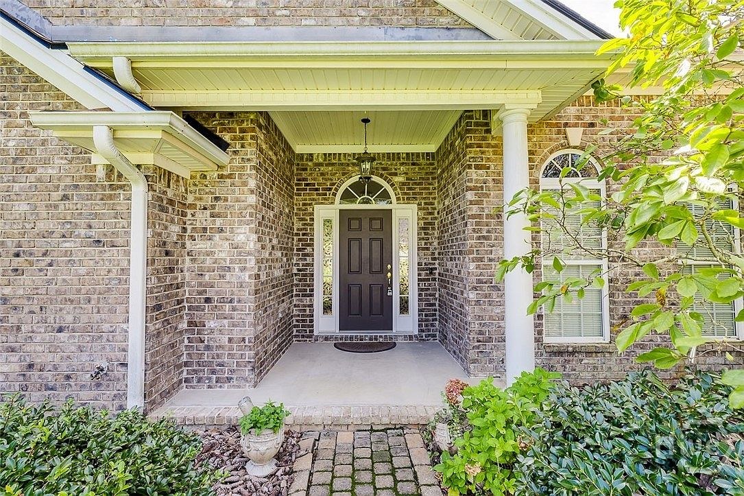 Covered front porch at 641 Marshview Dr.