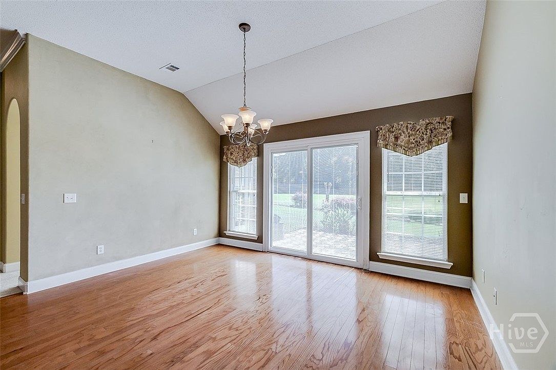 Dining area at 641 Marshview Dr.